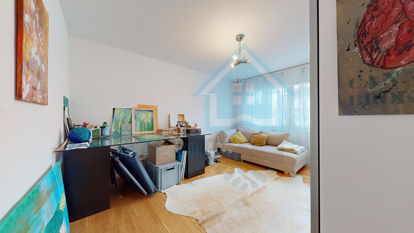 Wohnraum mit Arbeitsbereich