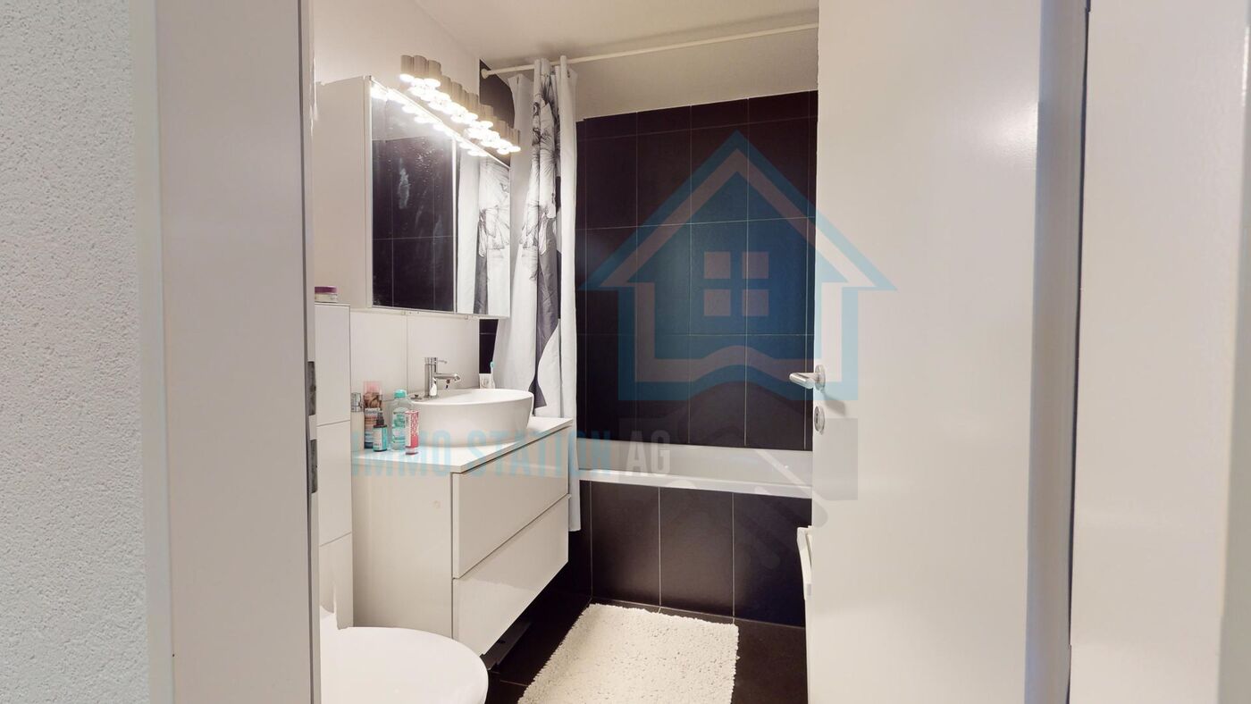 Kleines modernes Badezimmer