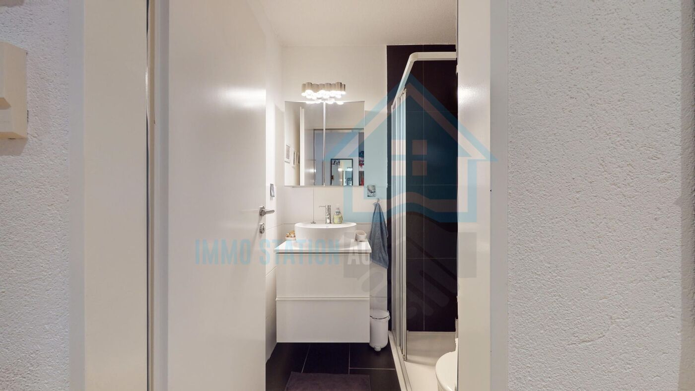 Kleines modernes Badezimmer mit Dusche und Waschtisch