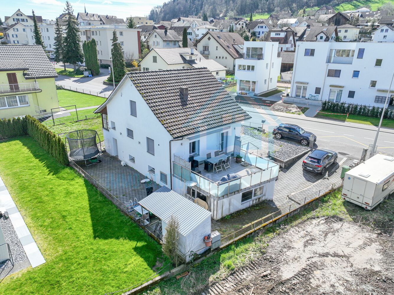 Luftaufnahme eines Einfamilienhauses mit Terrasse und Garten