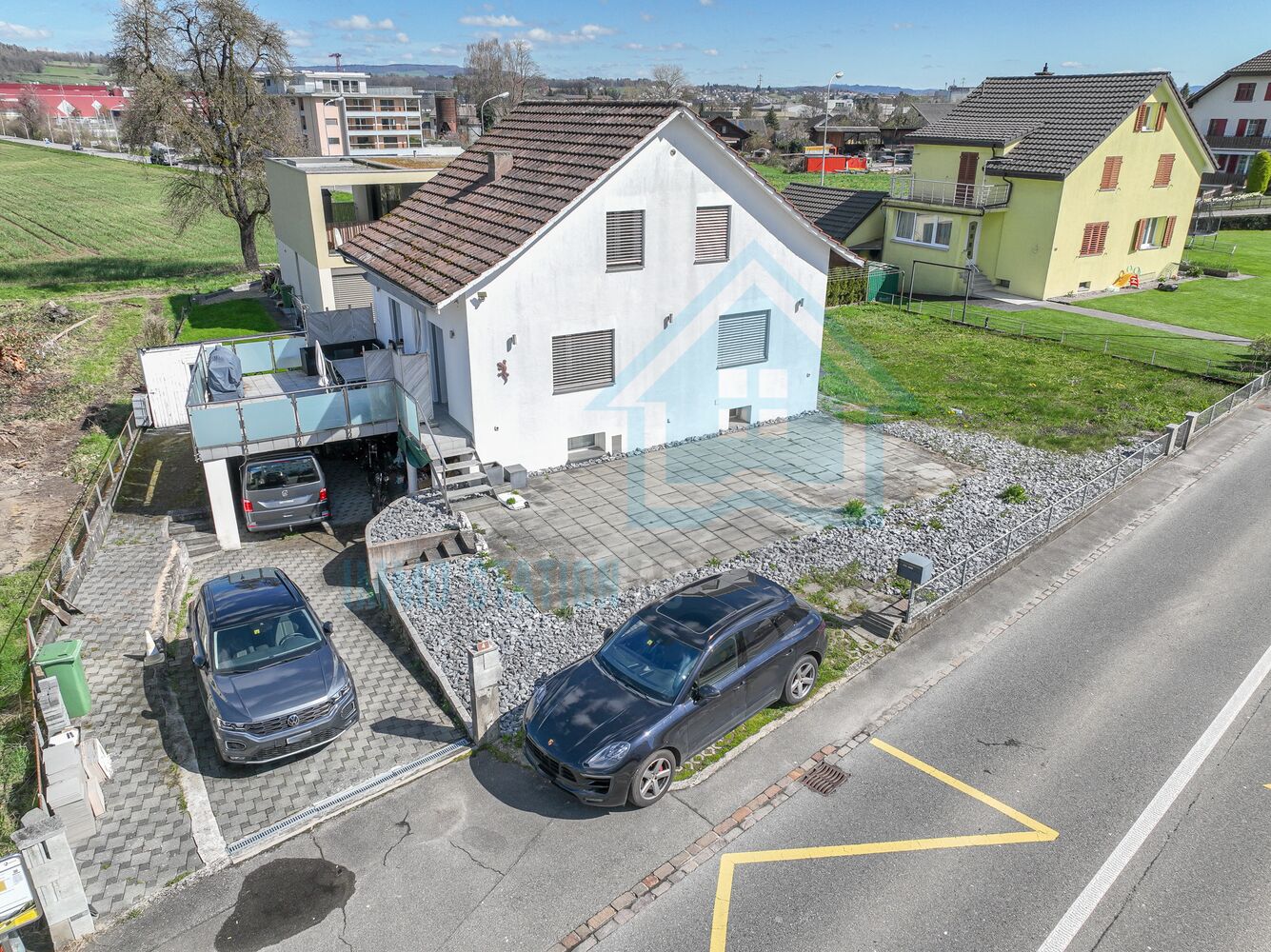 Wohnhaus mit Hof, Stellplätzen und Gartenansicht