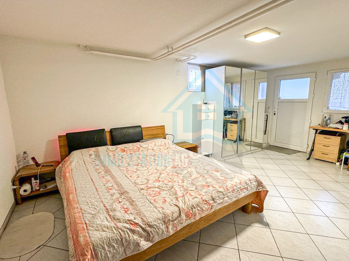 Schlafzimmer mit einfacher Möblierung