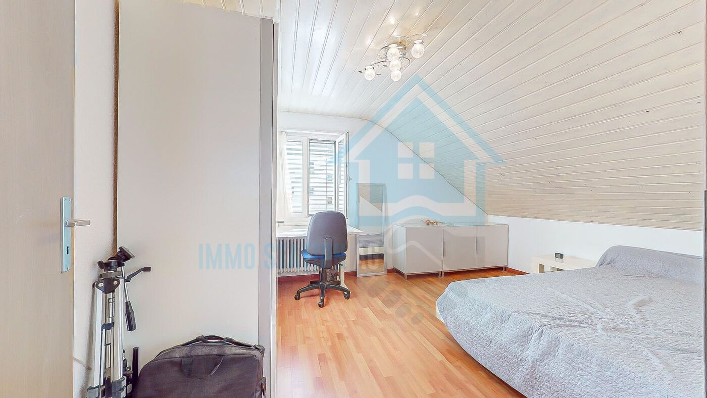 Helles Dachgeschoss-Schlafzimmer mit Arbeitsbereich