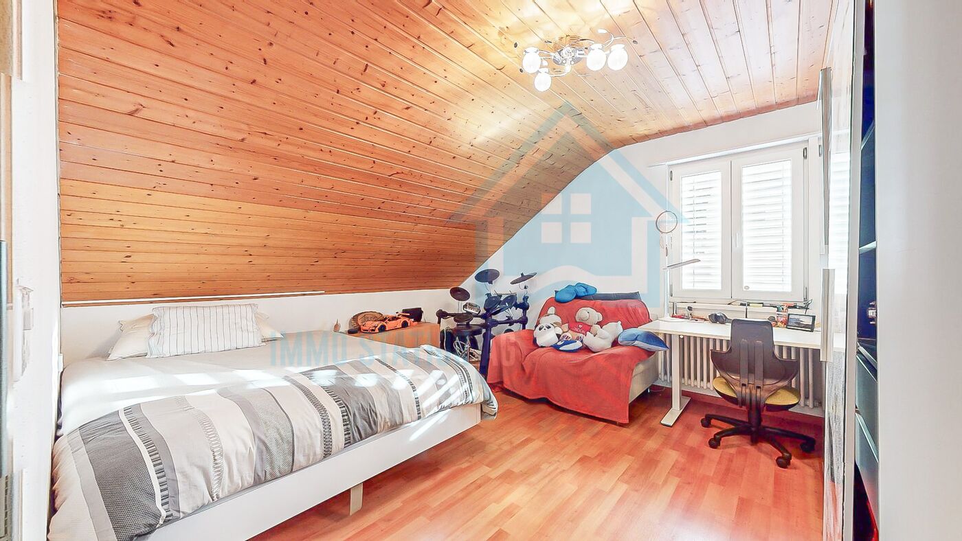 Kinder-/Jugendzimmer mit Dachschräge