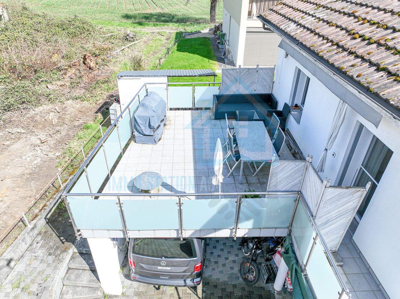 Dachterrasse mit Garten- und Stellplatzbereich
