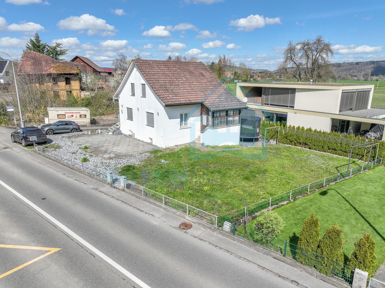Luftaufnahme eines Wohnhauses mit Garten
