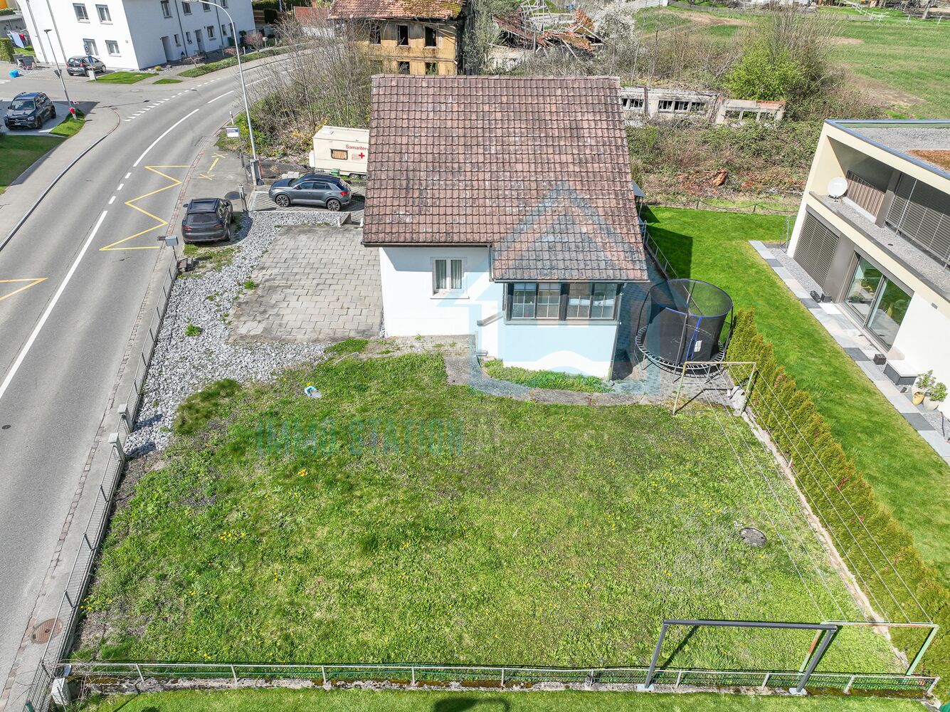 Außenansicht eines Hauses mit Garten