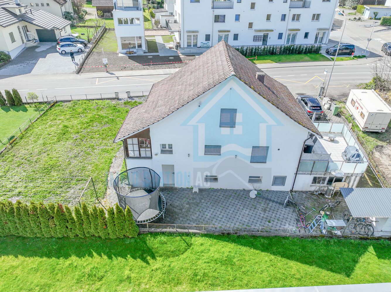Aerialansicht eines Einfamilienhauses mit Garten und Terrasse