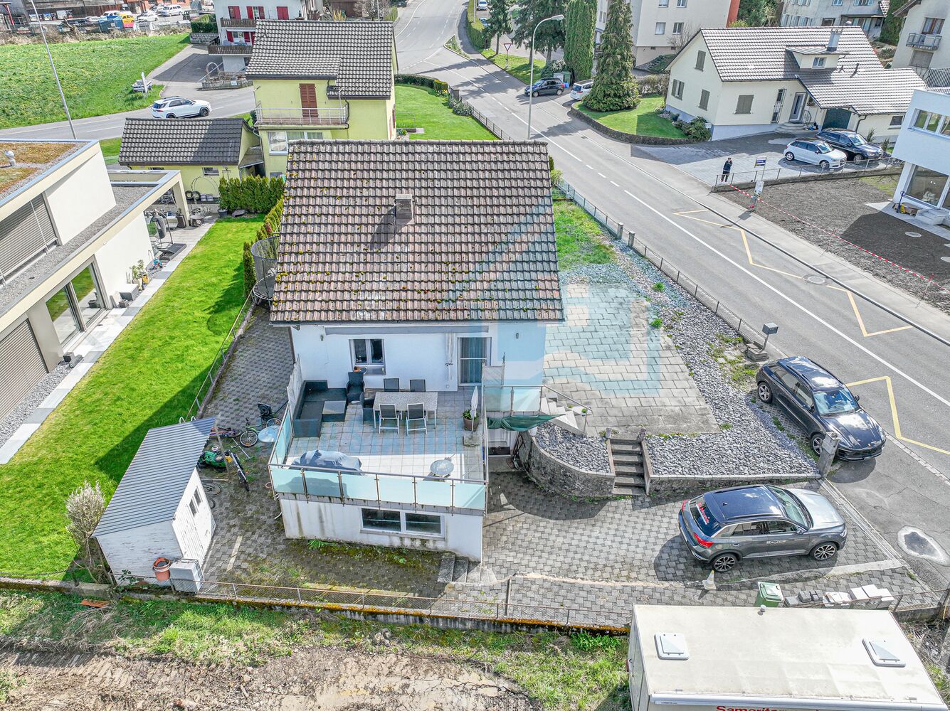 Außenansicht eines Wohnhauses mit Terrasse und Stellplatz