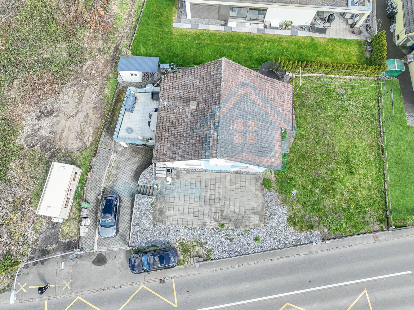 Luftaufnahme eines Wohnhauses mit Garten und Zufahrt
