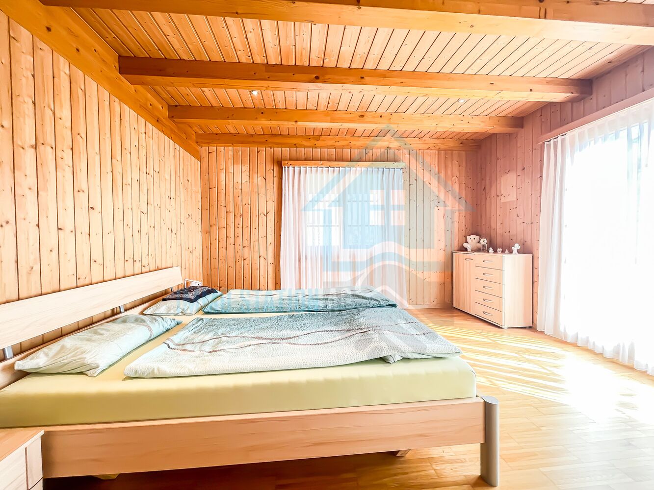Helles Schlafzimmer mit viel Holz