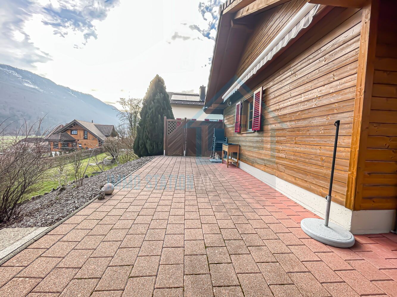 Terrasse an einem Holzhaus mit Bergblick