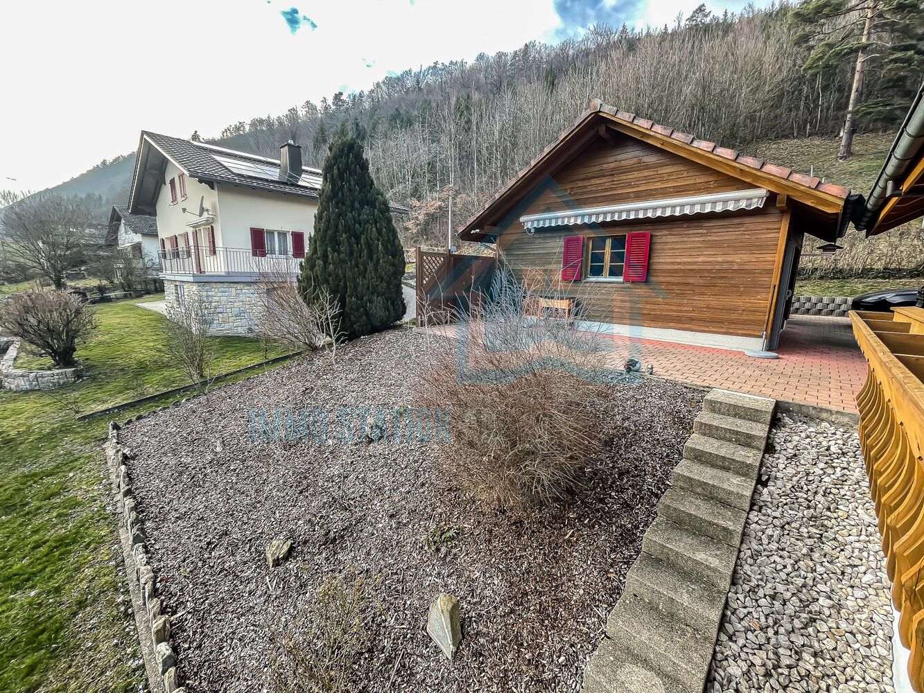 Außenansicht eines Hauses mit Garten und Nebengebäude
