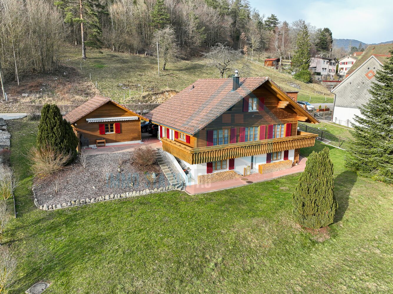 Alpenchalet mit Nebengebäude und großem Grundstück