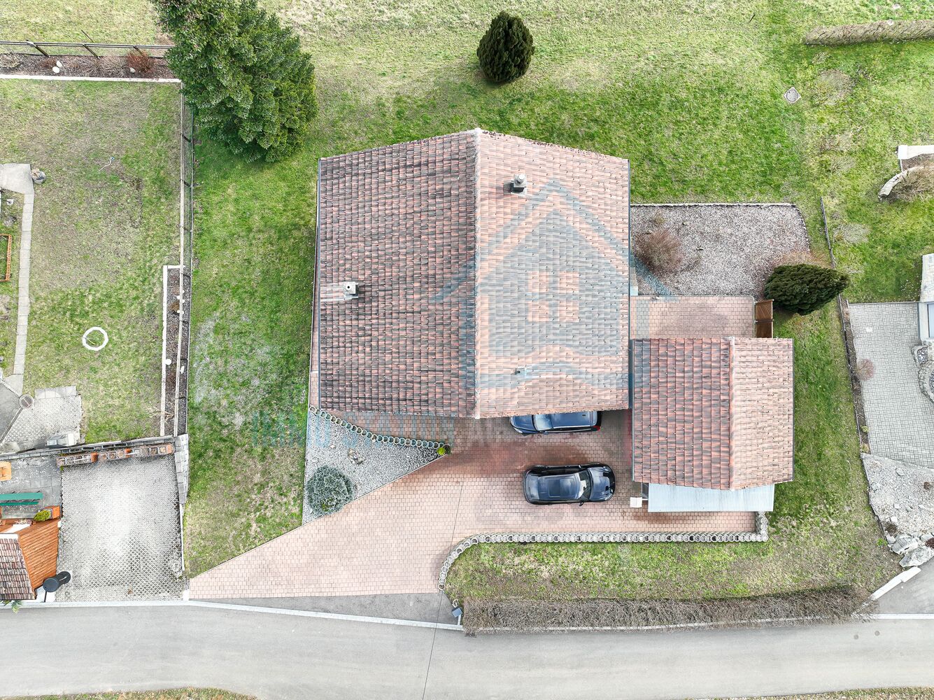 Luftaufnahme eines Wohnhauses mit Garten und Zufahrt
