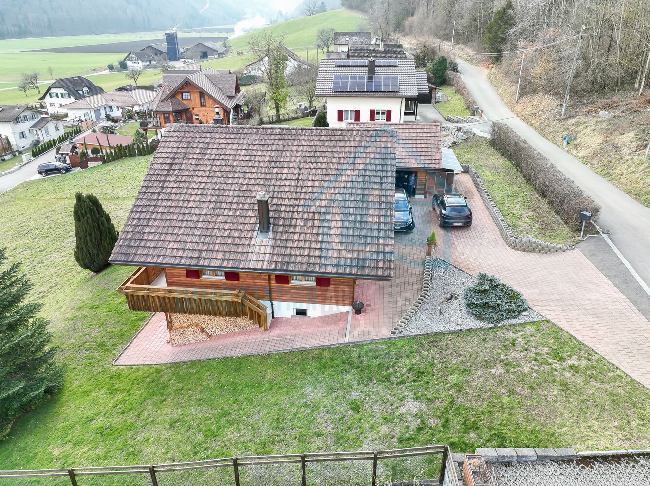 Ländliches Wohnhaus mit großen Grundstück und Solarpanels