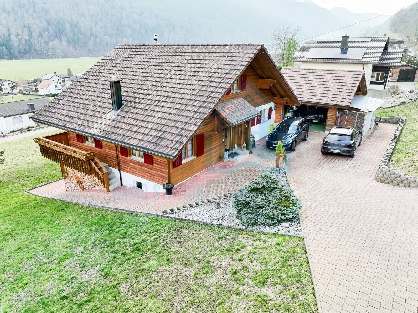 Alpenchalet mit großem Hof und Carport