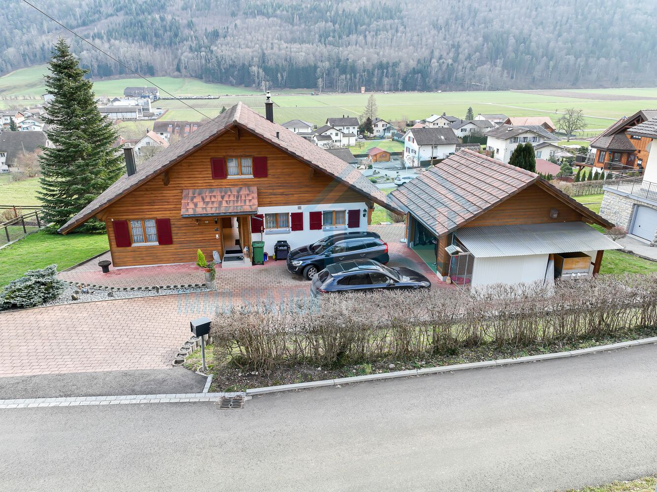 Alpines Wohnhaus mit Nebenbau und Bergblick
