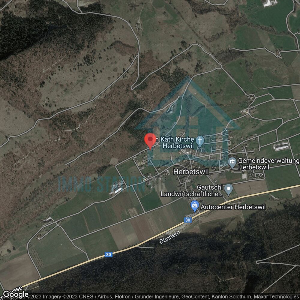 Satellitenansicht einer ländlichen Ortschaft mit Straßen und Feldern