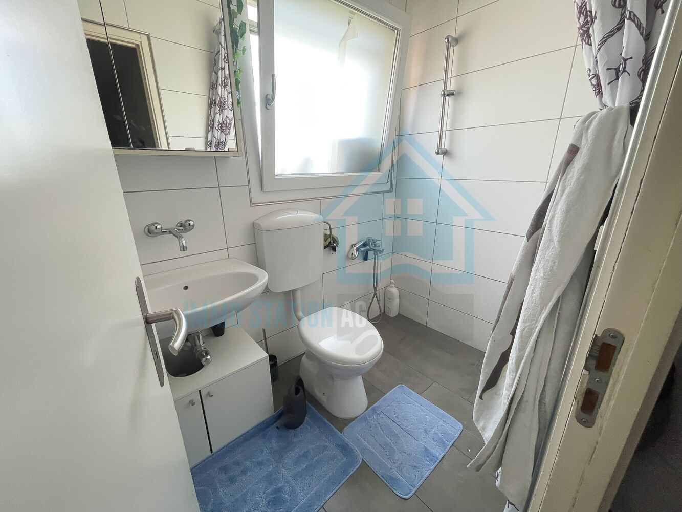 Kleines Badezimmer mit WC und Fenster