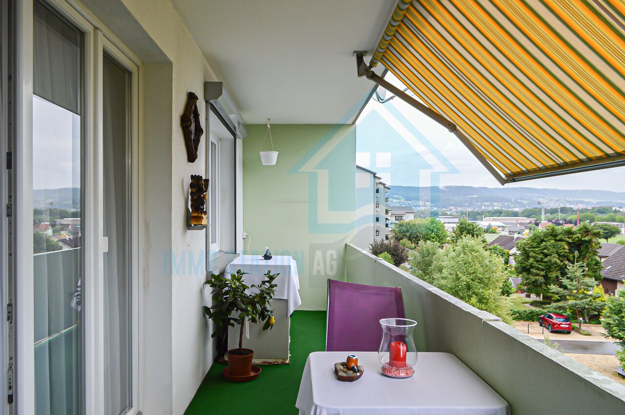 Balkon mit Markise und Ausblick