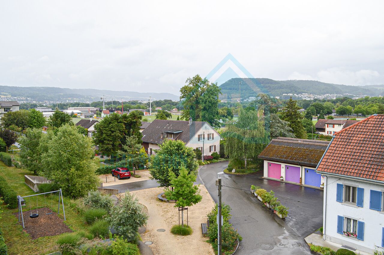 Ausblick auf Wohngebiet mit Hügeln