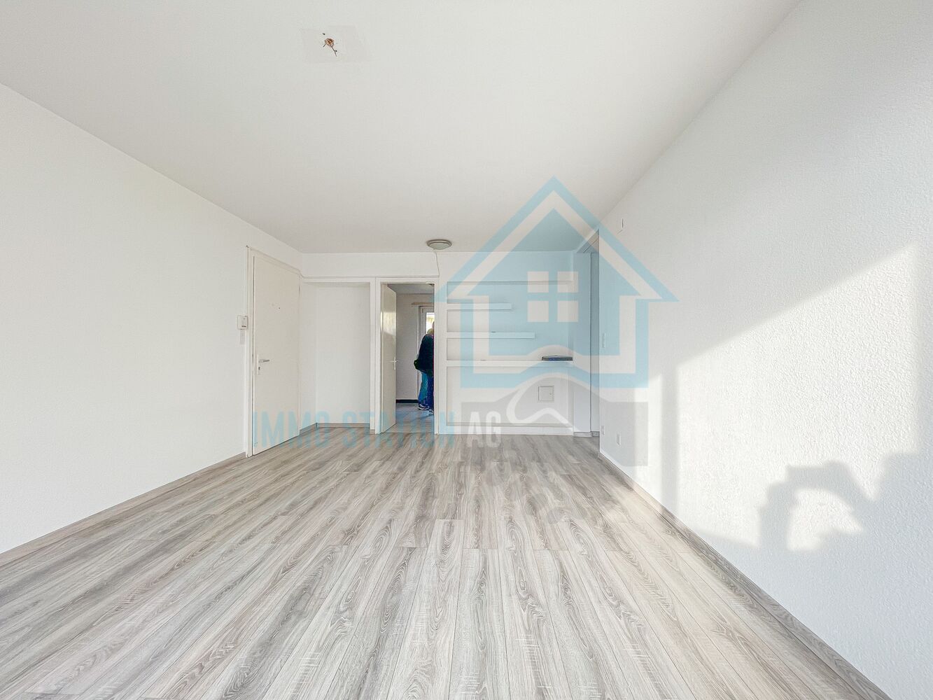 Leerer, heller Wohnraum mit Holzboden