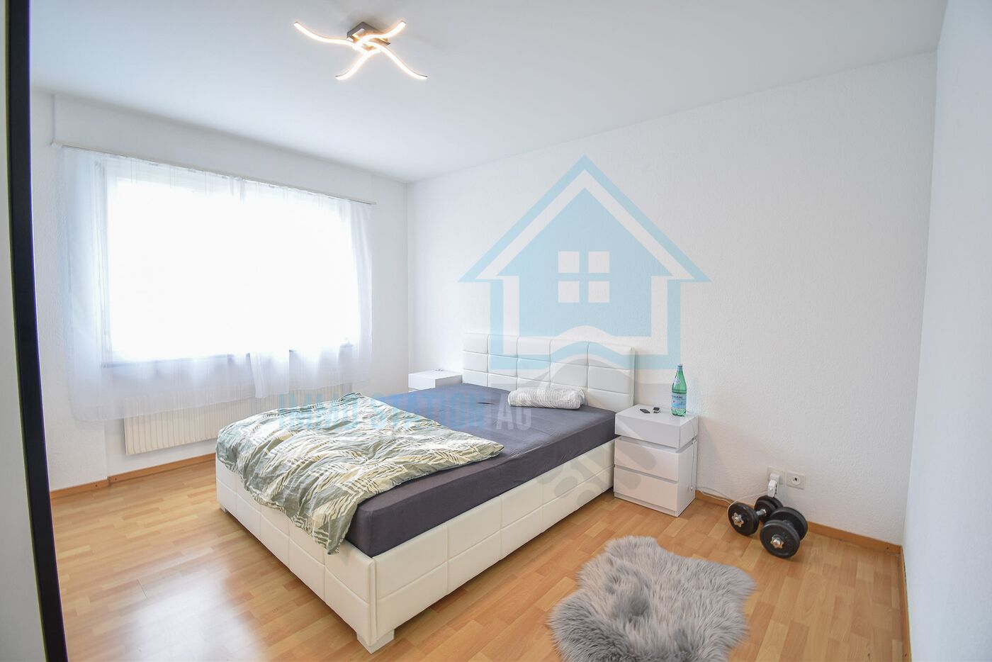 Helles Schlafzimmer mit Doppelbett