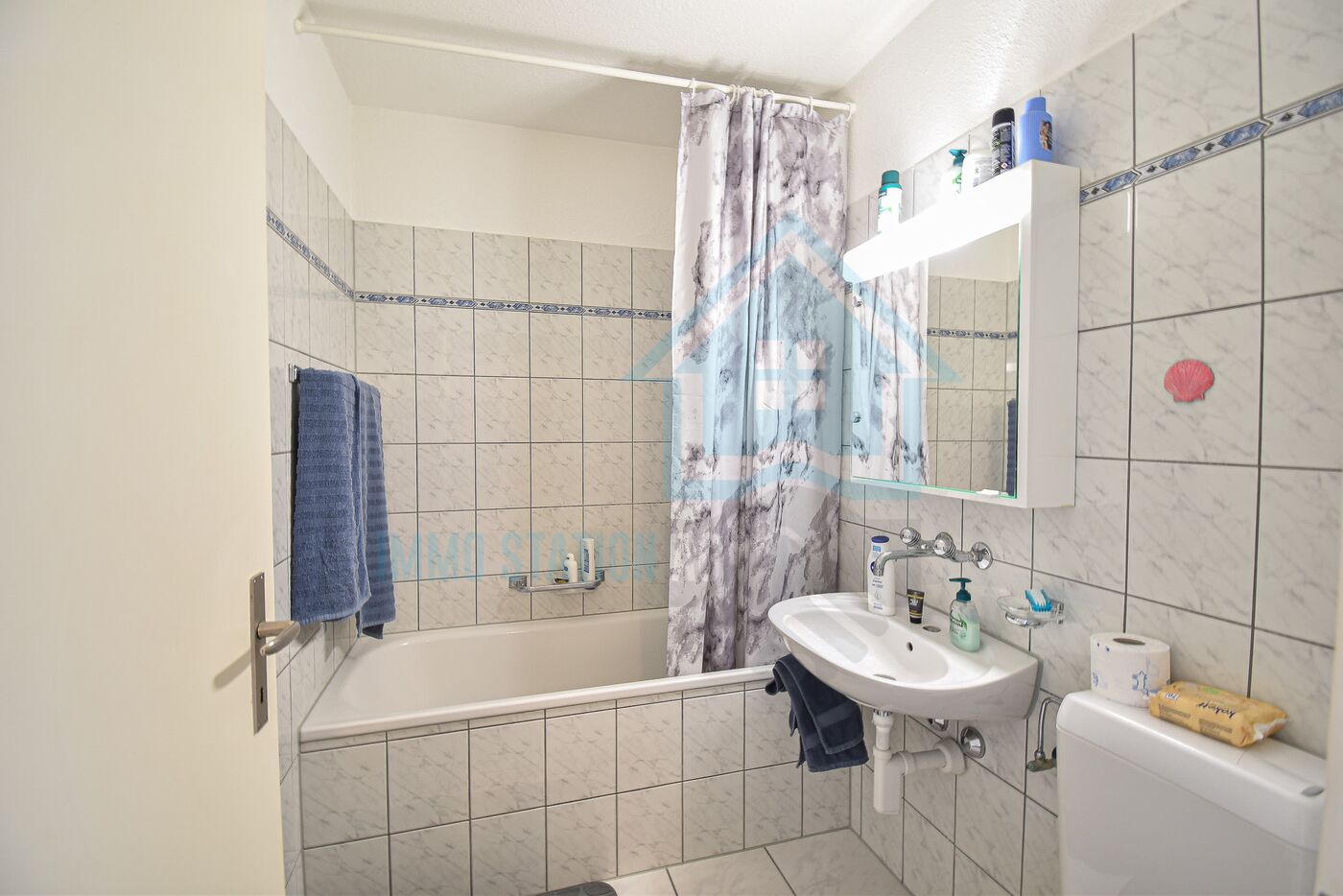 Badezimmer mit Wanne und Waschbecken