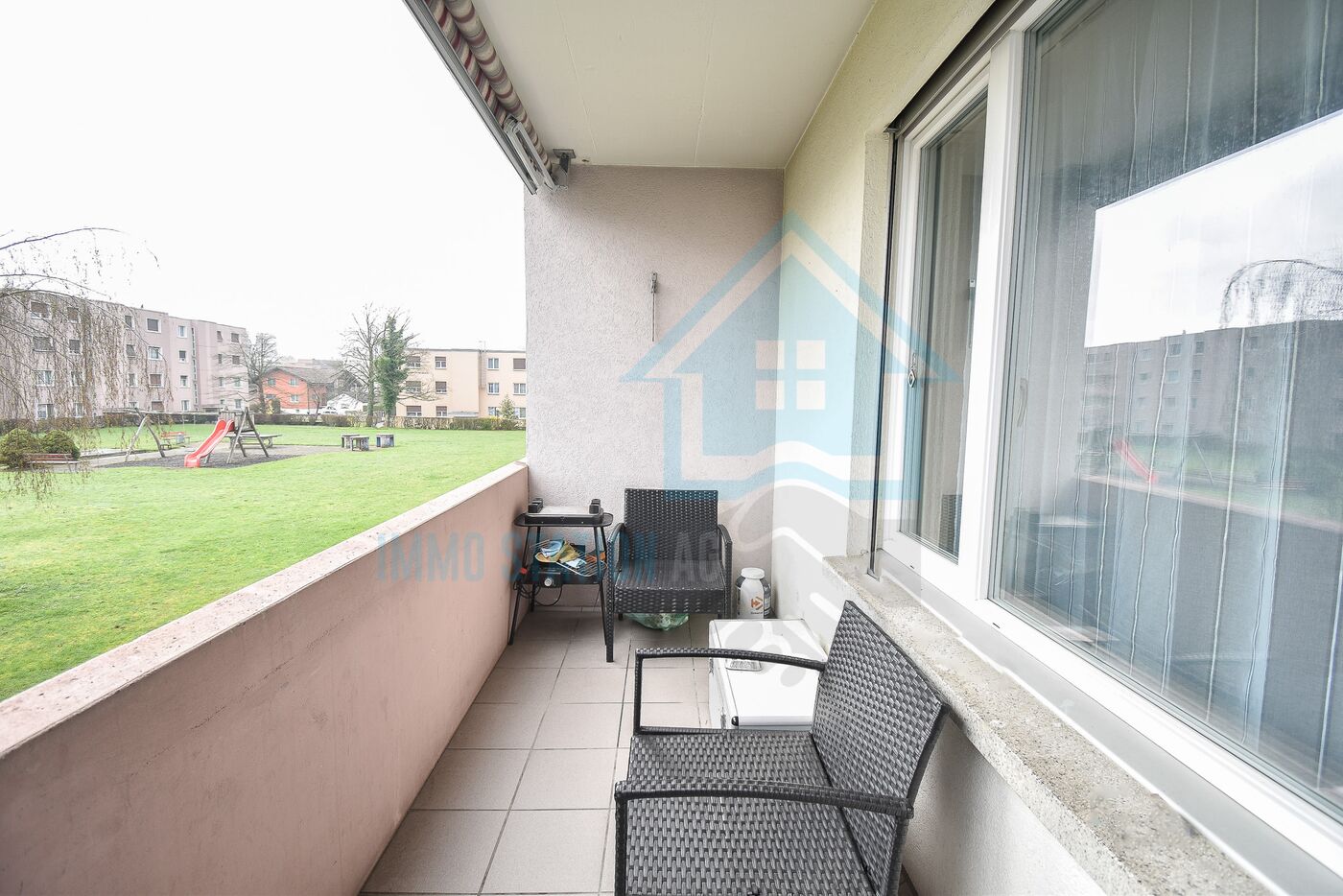 Balkon mit Sitzmöbeln und Blick auf Innenhof