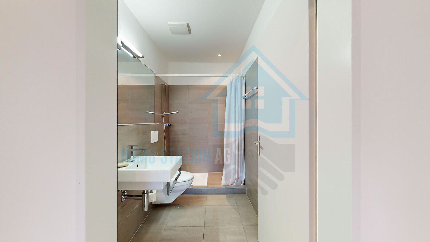 Modernes kleines Badezimmer mit Dusche und wandhängendem WC