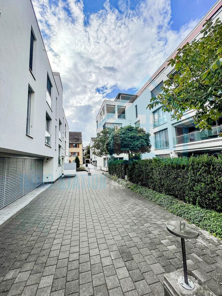 Innenhof zwischen modernen Wohngebäuden