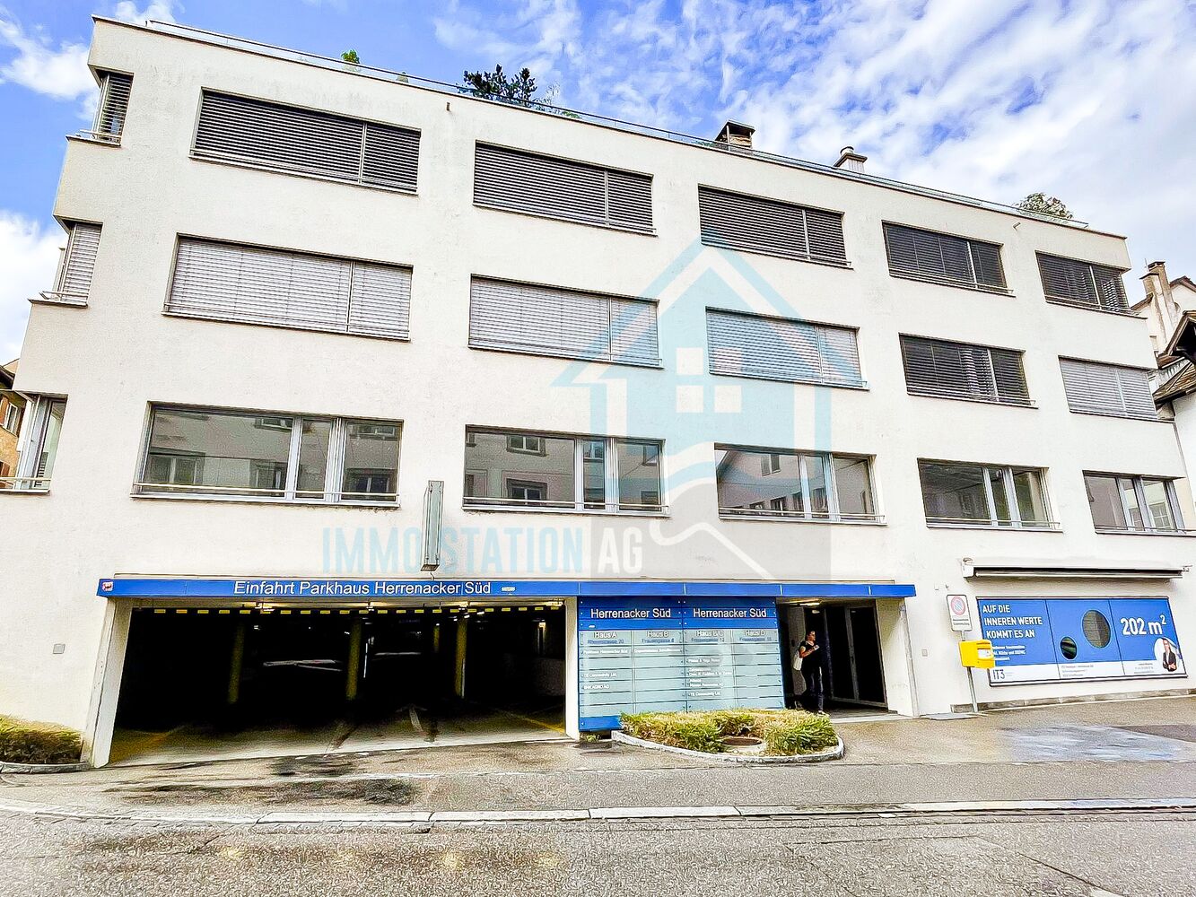 Parkhaus-Einfahrt an einem modernen Mehrfamilienhaus