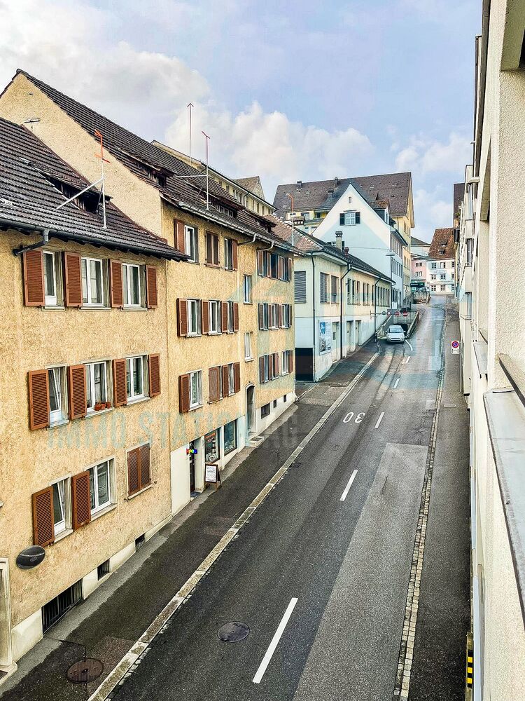 Enge Altstadtstraße mit schmalen Wohnhäusern