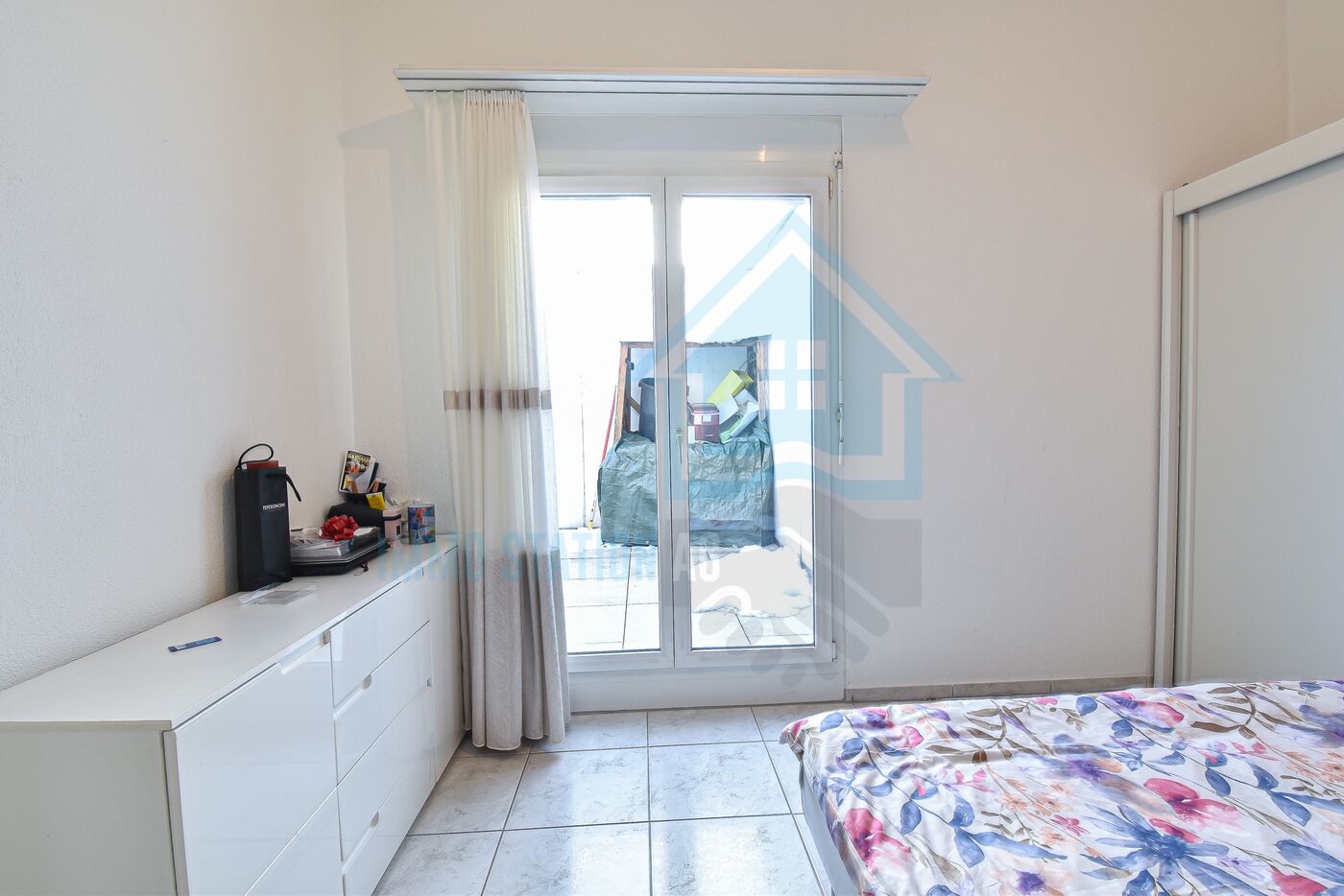 Helles Schlafzimmer mit Balkonzugang