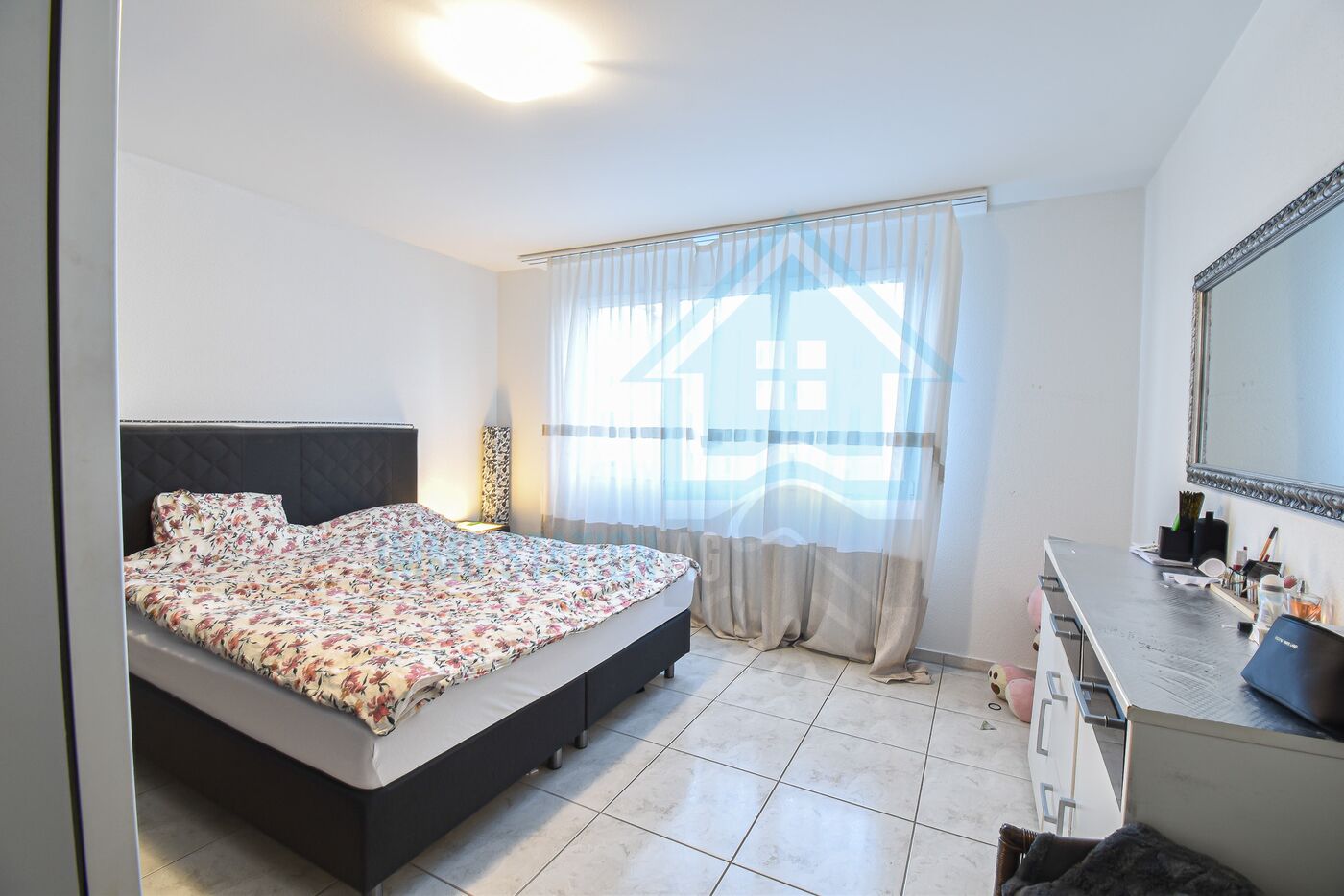 Schlafzimmer mit Fenster und Kommode