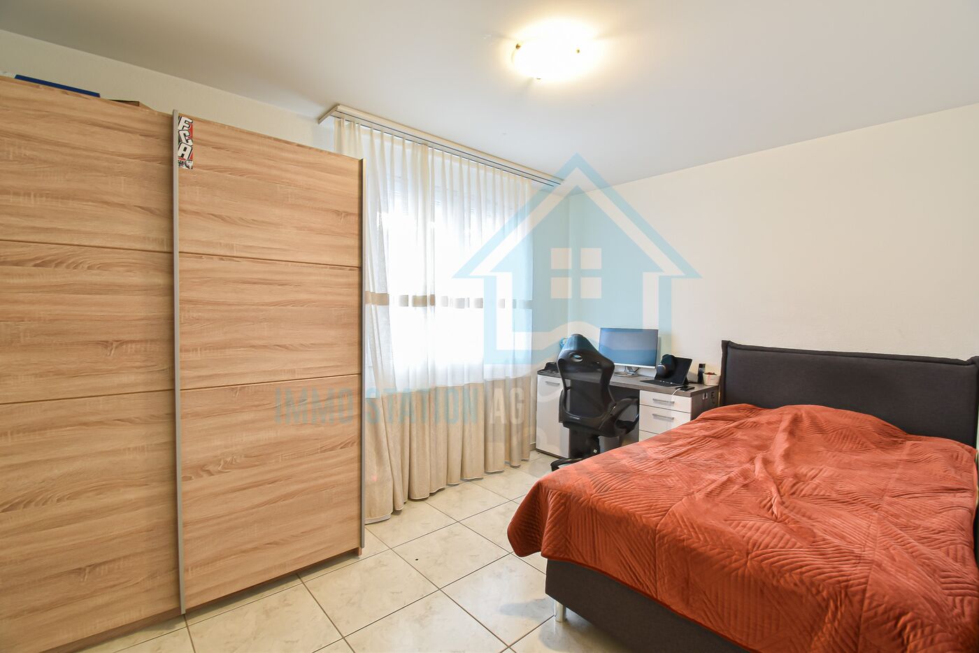 Schlafzimmer mit Arbeitsplatz