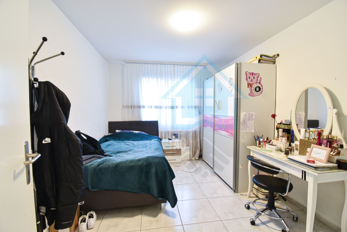 Helles Schlafzimmer mit Schminktisch