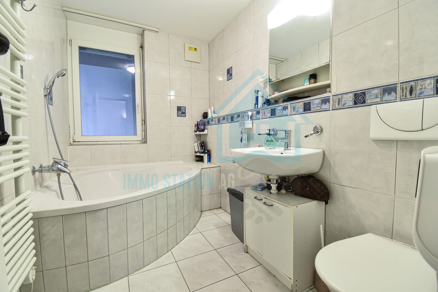 Badezimmer mit Badewanne und Waschbecken