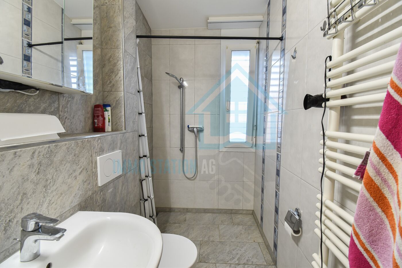 Modernes Badezimmer mit Dusche und Waschbecken