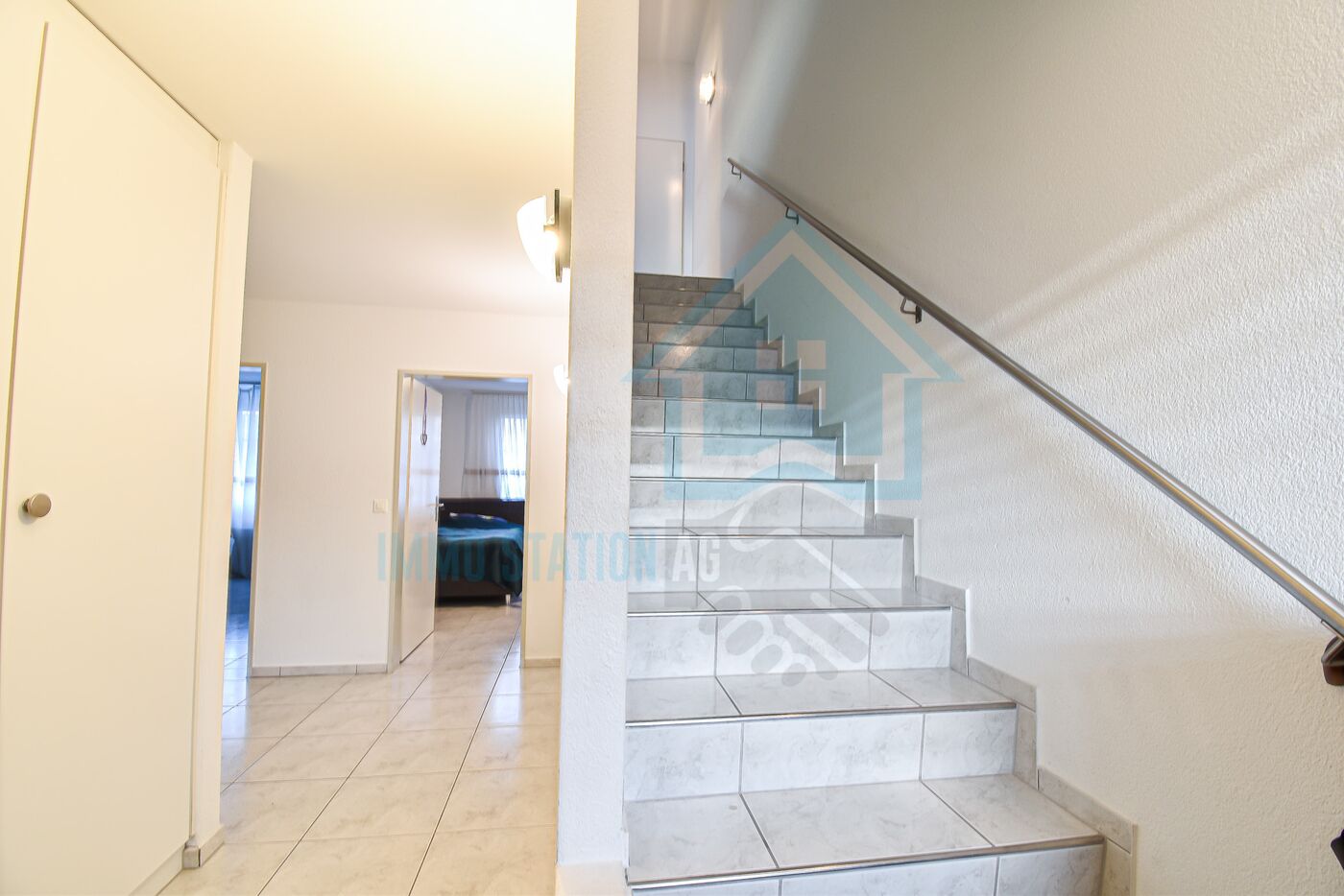 Heller Eingangsbereich mit Treppe