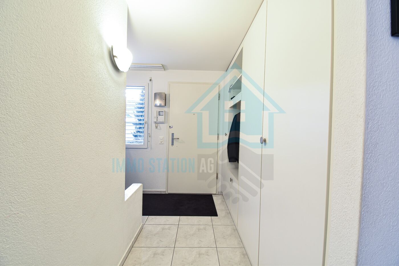 Heller Eingangsflur mit Garderobe