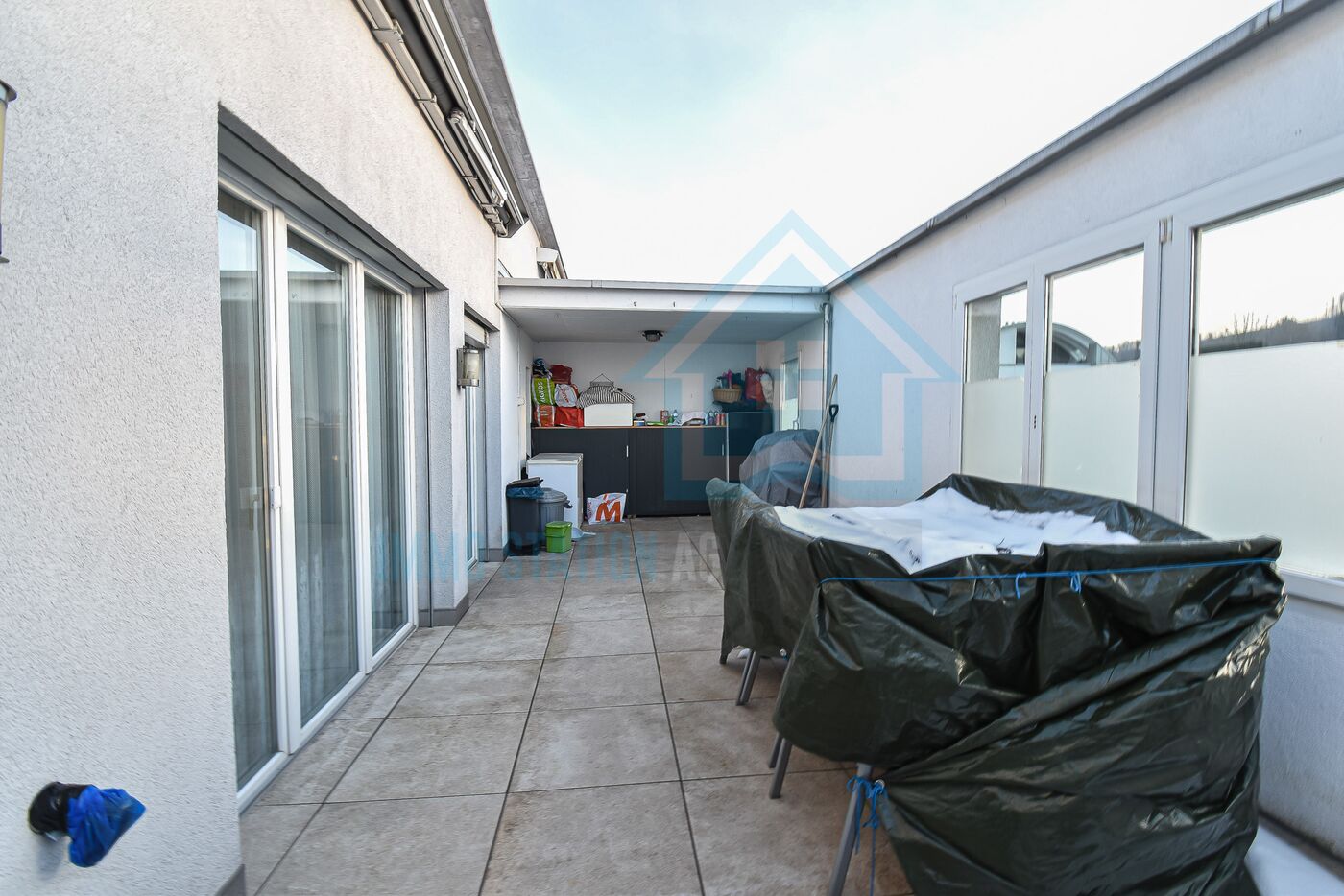 Überdachte Dachterrasse mit Lagerbereich