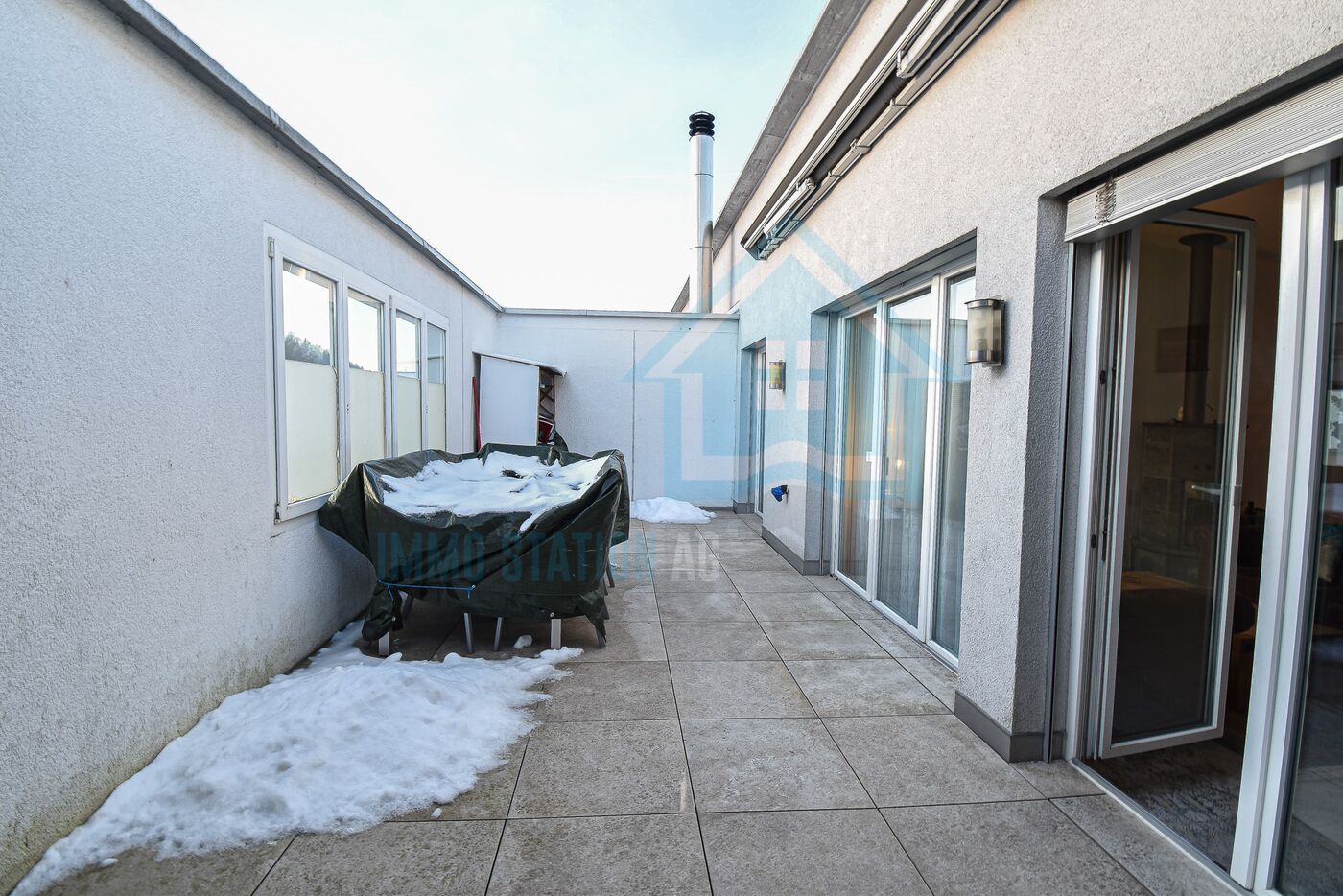 Terrasse zwischen zwei Gebäudeflügeln