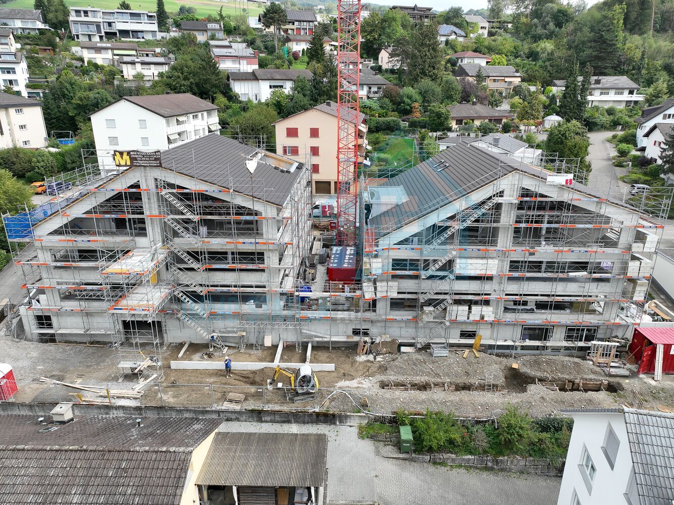 Baustelle mit zwei Wohngebäuden im Rohbau