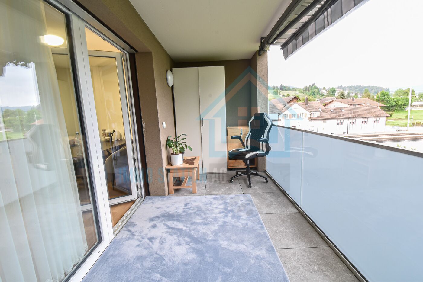 Überdachter Balkon mit Arbeitsplatz
