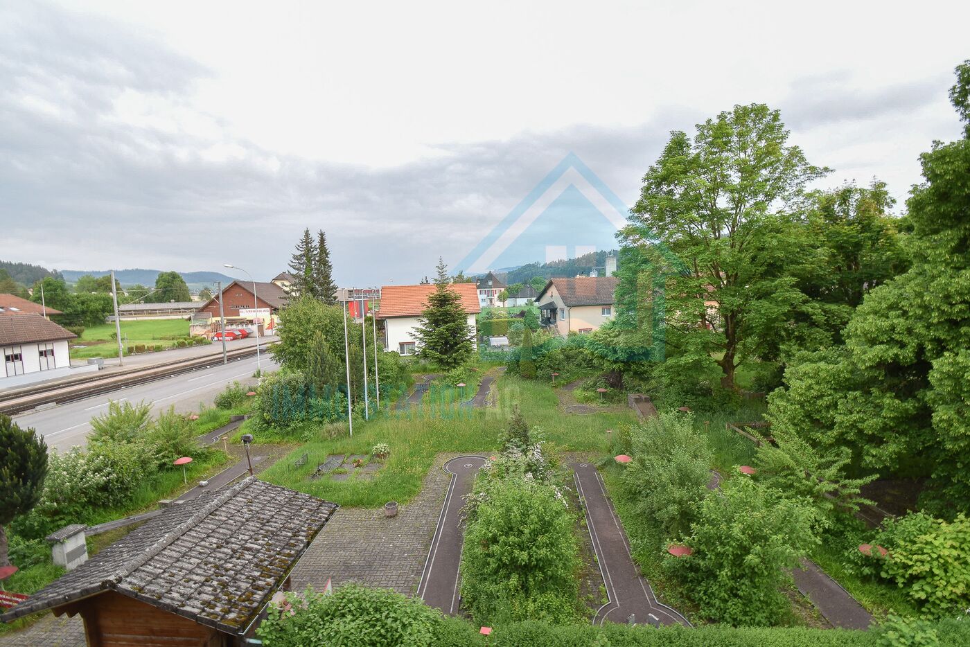 Blick auf Grünanlage und Umgebung