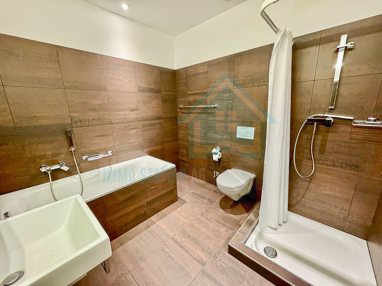 Modernes Badezimmer mit Badewanne und Dusche