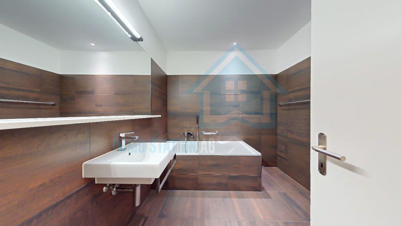 Modernes Badezimmer mit Holzoptik und Wanne