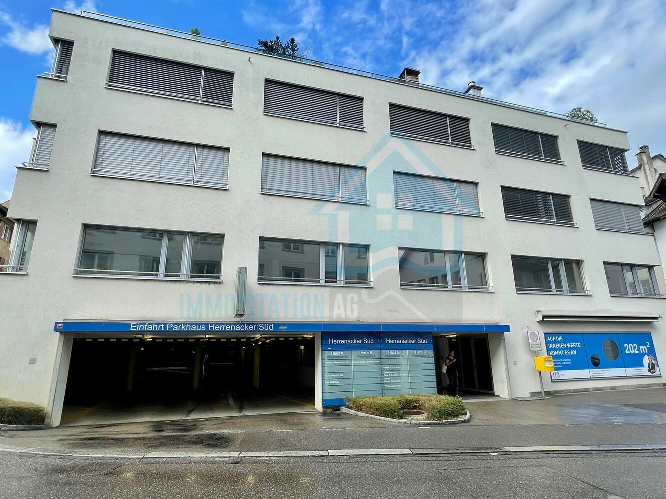 Modernes Mehrfamilienhaus mit Parkhauseinfahrt